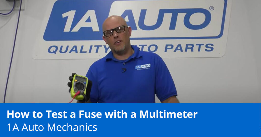 机修工用万用表测试保险丝