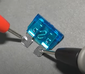 用万用表测试一个保险丝