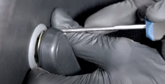 断开线束的车窗发出嘎嘎的声音